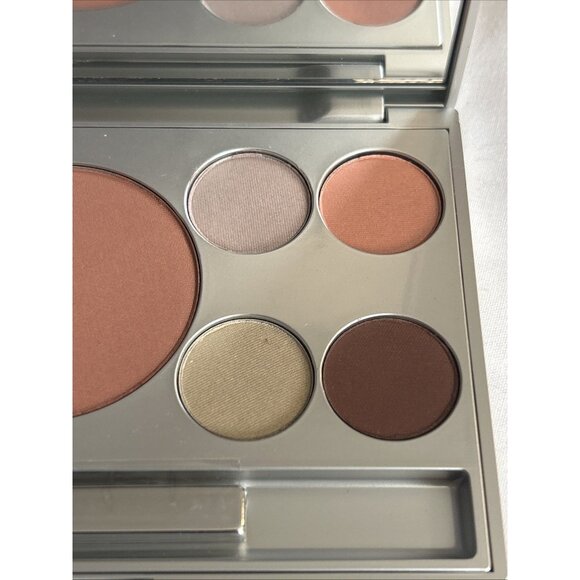 Models prefer Eight multi-faceted gemstone eye shadows & blush Pastel lite color - Picture 9 of 12